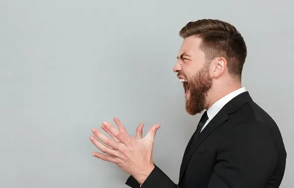 Mann im Anzug, der die Stimme hebt, Sinnbild einer Anspannung